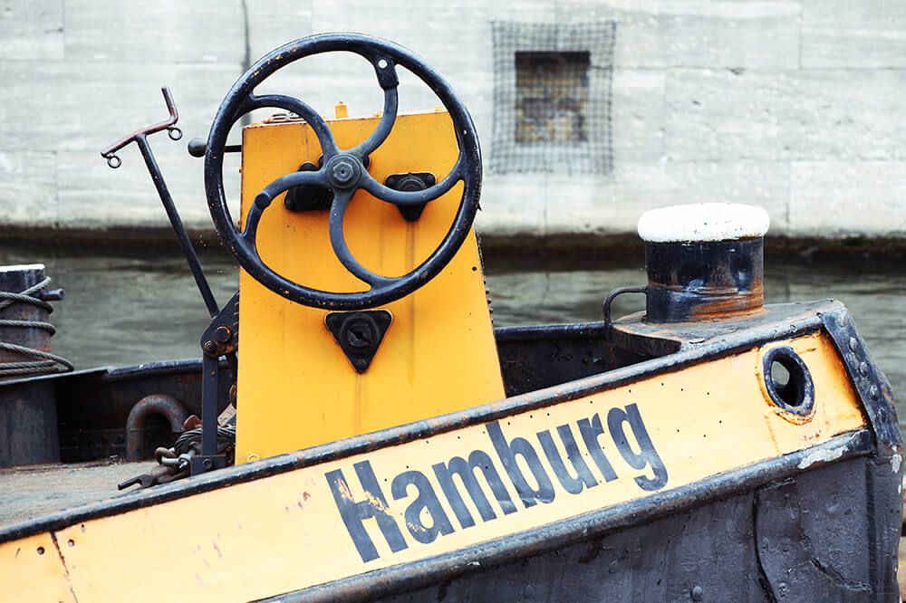 Altes Steuerrad und Hamburg-Schild