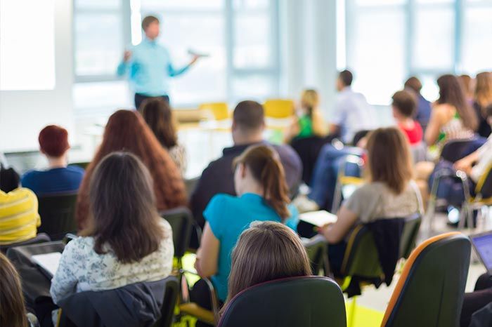 Studenten in einem Konferenzraum