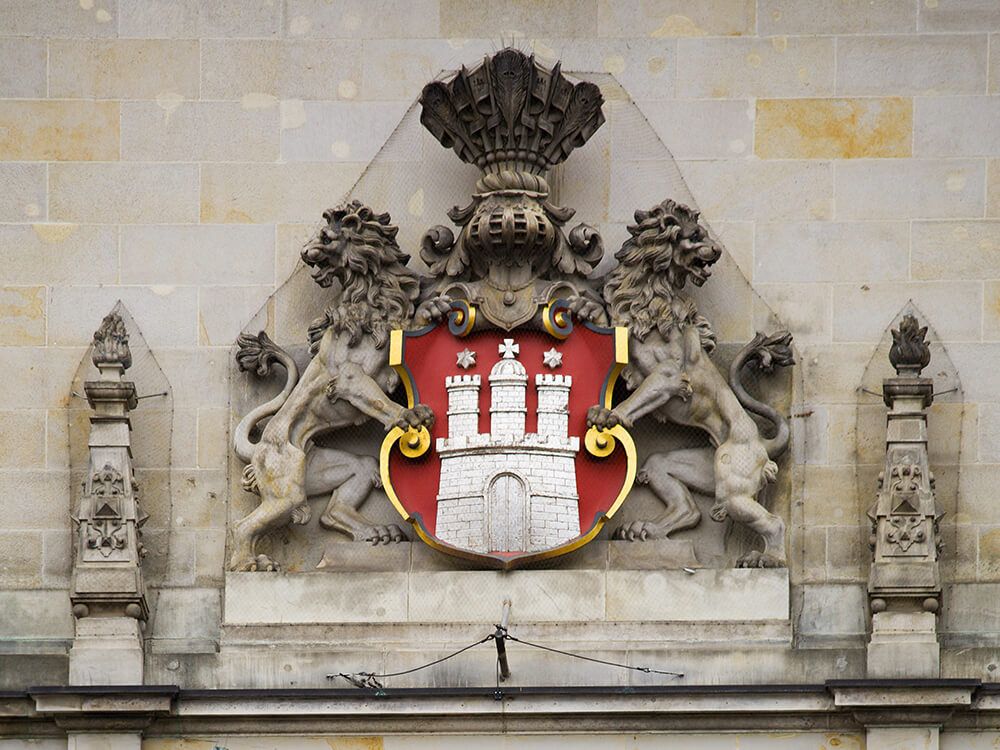 Wappen Hamburg mit Löwen in Mauer